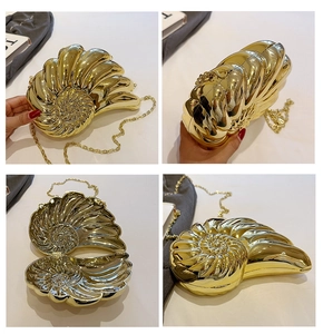 Vues macro d'une pochette de soirée dorée en forme de coquille avec bandoulière chaîne
