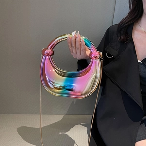 Sac demi-lune en acrylique irisé avec poignée ronde dorée et chaîne bandoulière