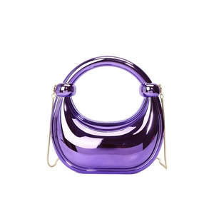 Sac à main en acrylique violet brillant en forme de croissant avec chaîne dorée