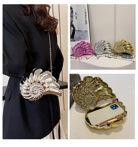 Vues détaillées des pochettes métalliques en forme de coquillage en or, argent et rose