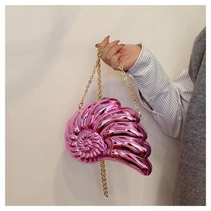 Détails du sac coquillage rose métallisé miroir avec chaîne dorée élégante