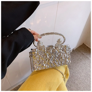 Sac boîte en acrylique argenté effet craquelé avec poignées lion et chaîne chic