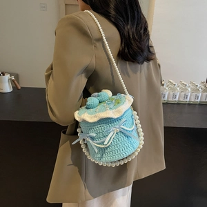 Sac tricoté fait main bleu ciel en forme de gâteau avec bandoulière perles et dentelle