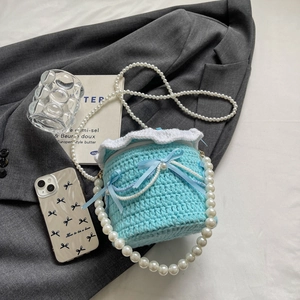 Sac seau tricoté en forme de gâteau bleu clair avec nœuds et bandoulière en perles