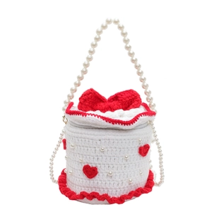Sac seau au crochet en forme de gâteau avec cœurs rouges et bandoulière perle