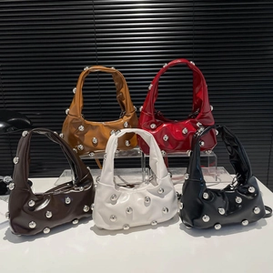 Sac sous le bras en cuir verni brillant en 5 couleurs avec boules métalliques