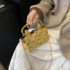 Sac pochette rigide doré effet craquelé avec poignée tête de lion et chaîne