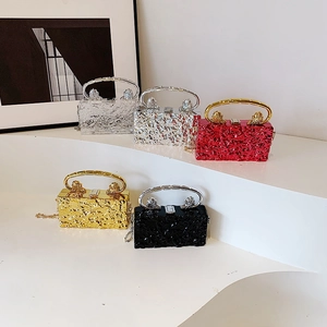 Pochettes de soirée en acrylique avec texture craquelée et poignées tête de lion
