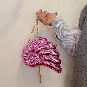 Pochette chic en forme de coquillage rose métallisé avec chaîne dorée pour soirée