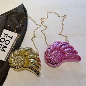 Sacs bandoulière en forme de coquillage métallique doré et rose avec design en spirale