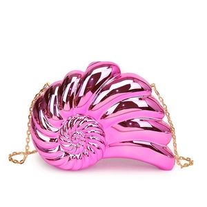Sac de soirée rose métallisé en forme de coquillage avec une bandoulière chaîne dorée