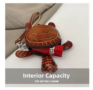 Détail montrant la capacité intérieure d'un porte-monnaie tortue avec rouge à lèvres