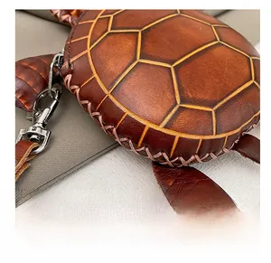 Détail de la texture de carapace hexagonale et couture croisée du porte-monnaie tortue