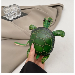 Détail du mignon porte-monnaie tortue en cuir avec texture gaufrée et coutures roses