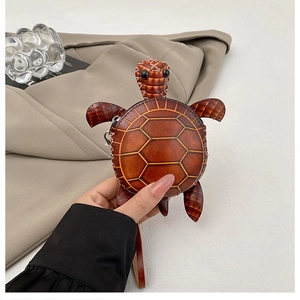 Vue détaillée du mini porte-monnaie en forme de tortue en cuir PU marron texturé