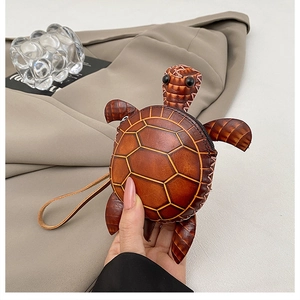 Détail du porte-monnaie tortue en cuir fait main avec texture de carapace réaliste
