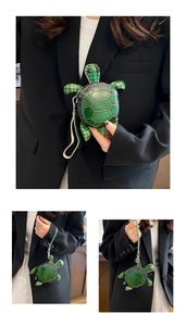 Vue détaillée d'un porte-monnaie tortue verte avec texture de carapace et fermeture