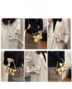 Détail des sacs à main chien ballon argent et or avec poignée en perles et bandoulière