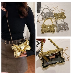 Détails de la capacité interne du sac de soirée en forme de nœud pour téléphone et maquillage