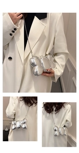Vues détaillées d'un sac papillon argenté effet miroir avec une bandoulière perlée