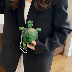Mini sac tortue créatif en similicuir vert avec coutures de carapace détaillées