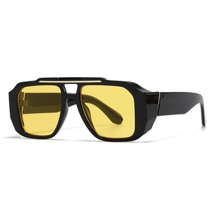 Retro Oversized Fliegerbrille mit schwarzem Rahmen und gelben Gläsern in 45-Grad-Ansicht
