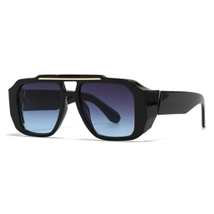 Moderne schwarze Oversize-Sonnenbrille mit blauem Farbverlauf und Gold-Metall-Akzent