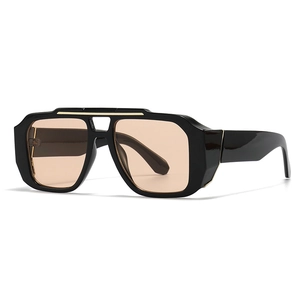 Moderne schwarze Oversize-Sonnenbrille für Damen mit bernsteinfarbenen Gläsern und Goldsteg
