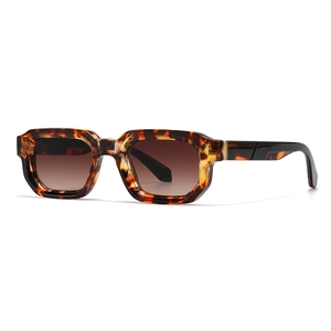 Lunettes de soleil rétro léopard à monture étroite avec détails dorés et verres dégradés