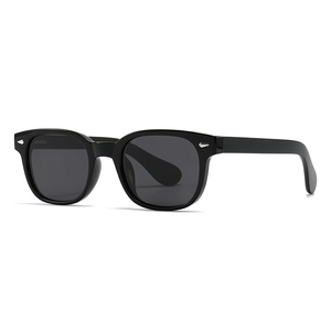 Lunettes de soleil polarisées noires classiques avec monture carrée et rivets