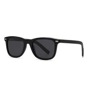 Lunettes de soleil polarisées carrées noires avec détails argentés et verres gris