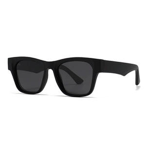 Lunettes de soleil polarisées carrées noir mat avec larges branches sur fond blanc