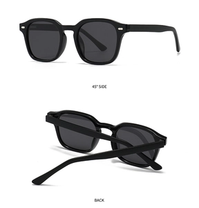 Polarisierte Sonnenbrille mit schwarzem Rahmen und silbernen Details in der 45-Grad-Ansicht