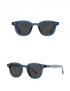Vues de face et à 45 degrés de lunettes de soleil polarisées bleues rondes avec rivets