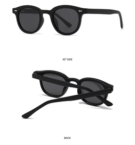 Détail des lunettes de soleil polarisantes rondes rétro noires avec accents argentés