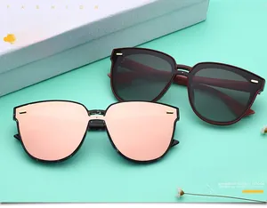 Détails de lunettes de soleil polarisées avec verres or rose et gris dans un style rétro