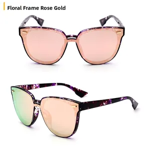 Détail de lunettes de soleil polarisées TR avec monture fleurie et pont rose doré