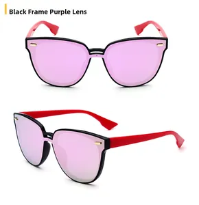 Détail de lunettes de soleil œil de chat noires avec verres violets et branches rouges