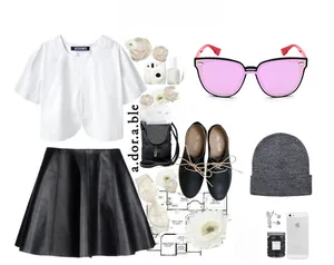 Vue à plat de lunettes œil de chat à verres roses avec une chemise blanche style JACQUEMUS