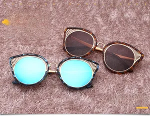 Dettaglio occhiali da sole polarizzati cat-eye con montature tartarugate e floreali su peluche