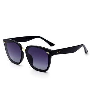 Oversized polarized TR sunglasses with black frame, purple gradient lenses and gold accents