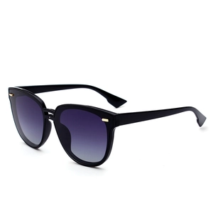 Lunettes de soleil polarisées TR avec monture noire oversize et verres dégradés violets