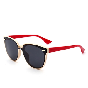 Lunettes de soleil TR polarisées avec monture crème, verres foncés et branches rouges
