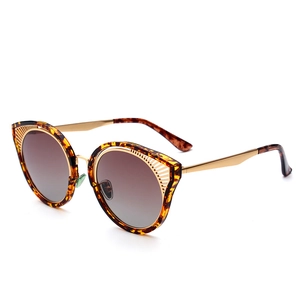 Occhiali da sole polarizzati cat eye con montatura leopardata e dettagli oro