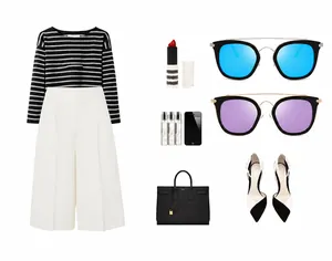 Flatlay polarisierter Rundsonnenbrillen mit stilvoller weißer Hose und schwarzen Accessoires