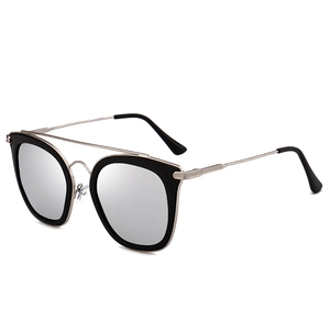 Moderne polarisierte runde Sonnenbrille mit silbernen Spiegelgläsern und Metallrahmen
