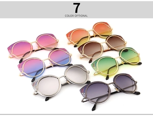 Zeven kleuropties voor cat-eye zonnebrillen met strassteentjes en touw-details