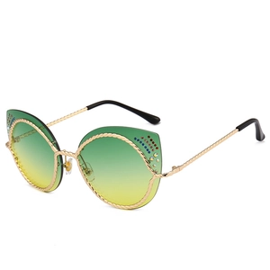 Cat eye zonnebril met goudkleurig metalen touwframe en gradiëntglazen met kleurrijke strass