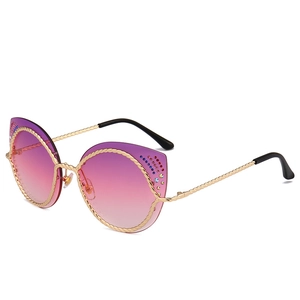 Cat eye zonnebril met gradiënt glazen en gouden touwframe versierd met strasstenen