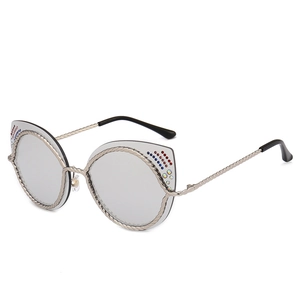 Cat eye zonnebril met zilveren gedraaid metalen frame en strass steentjes op wit
